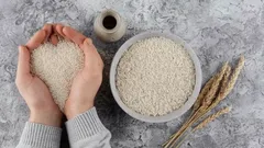 Nevšední trik s rýží na čištění úzkých váz: metoda, která si poradí s nečistotami tam, kde selže štěteček