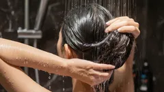 Jak mít hladké a lesklé vlasy bez drahé kosmetiky – každodenní domácí prostředky