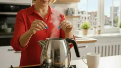 Tato jednoduchá ingredience ochrání váš čajník před vodním kamenem – použijte ji před vařením vody