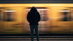 Pohled dolů při chůzi: Co prozrazuje o vaší osobnosti — vysvětlují psychologové