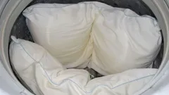 Po žlutých skvrnách ani stopa: stačí jedna lžíce a polštáře budou bílé jako sníh