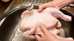 Proč byste neměli omývat syrové kuře před vařením – hlavní chyba, kterou dělají všichni