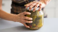 Jak snadno otevřít jakoukoli sklenici v kuchyni – 2 jednoduché způsoby, které zvládne i dítě